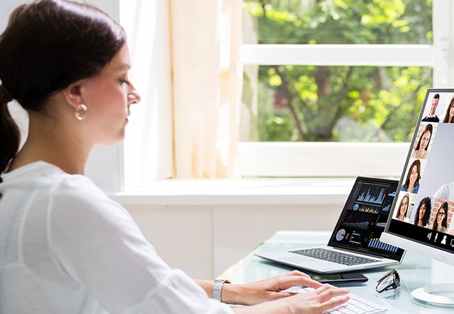 Mujer navegando por internet con su ordenador portátil