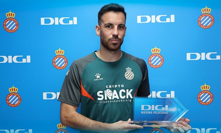 Edu Expósito, jugador del RCD Espanyol, gana el Premio DIGI a la jugada más rápida que acaba en gol.